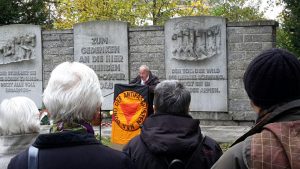 Georg Neubauer spricht auf der Gedenkveranstaltung der VVN-BdA am 1. November in Augsburg